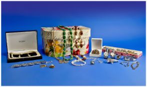 Vanity Case containing jewellery including boxed set of pearl necklace and earrings and a
