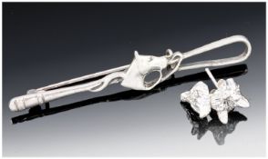 Silver Barbrooch In The Form Of A Riding Crop And Horses Head, Together With A Pair Of Fox Head