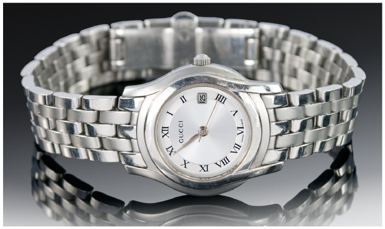 Gucci Ladies 5500L Stainless Steel Wristwatch 0173980. Complete with papers and box. Excellent order