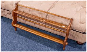 Small Oak Wall Hanging Plate Rack, early 20th century, measuring 19 inches high, 37 wide and 4