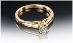 18ct Gold Diamond Ring, Central Princess Cut Diamond, Stamped 750, Ring Size K½