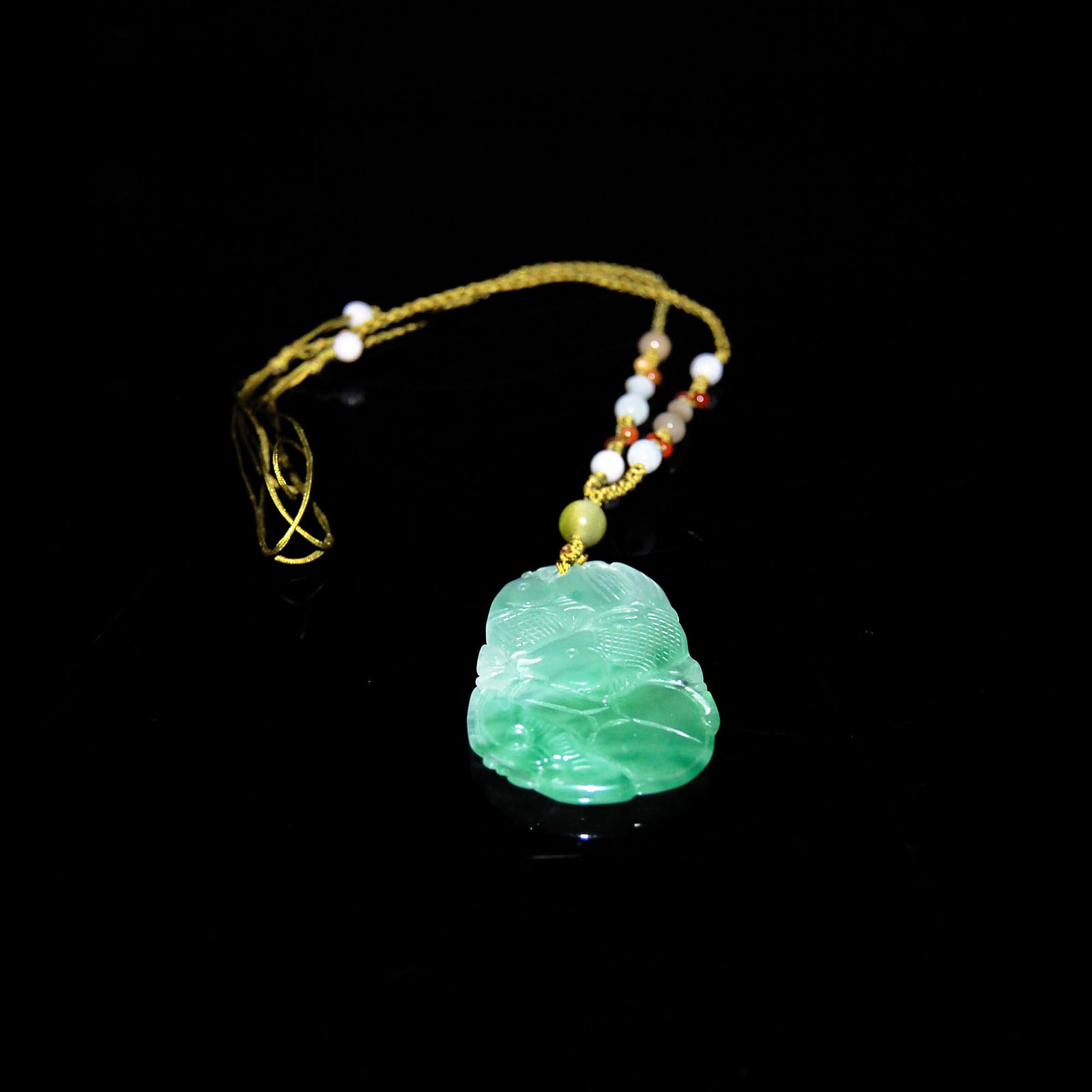 ???????????  Auspicious Glass Jadeite Fish Pendant with Bead Bracelet String Length: 19 in. (48.3
