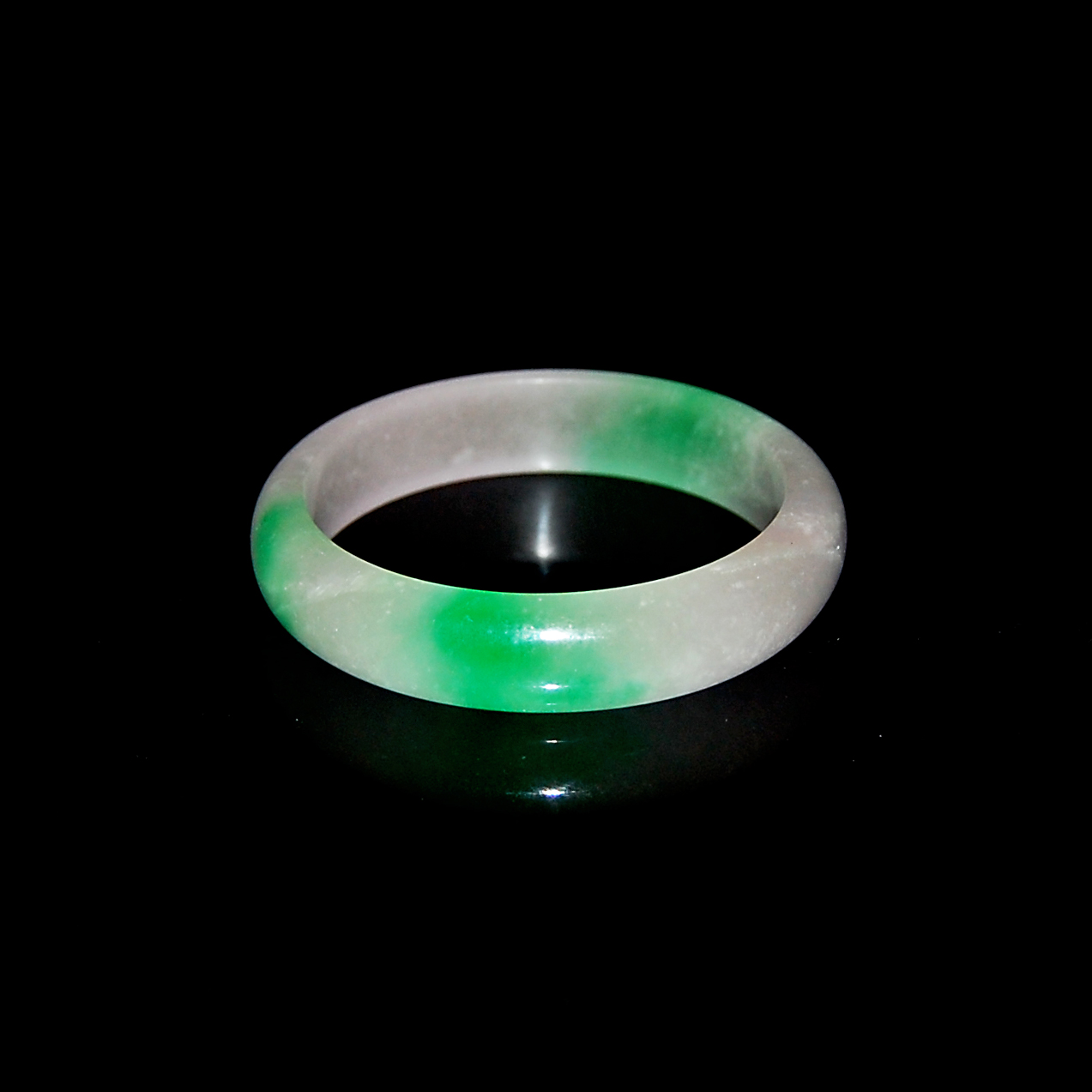 ?????????  Glass Jadeite Lavender with Green Patches Diameter: 2¾ in. (7 cm.) Starting Bid: $250