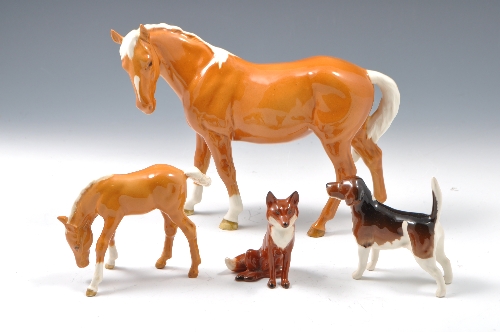 A Beswick model of a Palomino horse, 18cm, Palomino foal, Beagle and Fox (4)