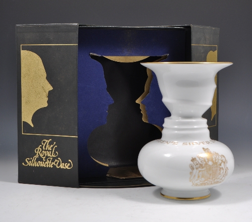 Kaiser Porcelain commemorative vase, "THE QUEEN`S SILVER JUBILEE 1977", in a box marked "The Royal