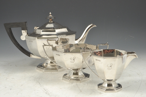 Three-piece silver teaset, Sheffield 1926, each piece of octagonal pedestal form, including a