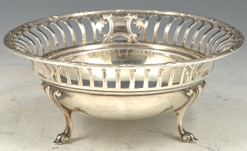 Circular silver sweetmeat bowl, Sheffield 1918, pierced and cast decoration, with a reeded and