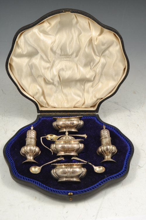 Edwardian five-piece cruet set, Sheffield 1909, each piece of lobed form, comprising a pair of