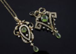 Two Edwardian 15ct gold, peridot and split pearl pendant brooches, of scrolling design, one with 9ct