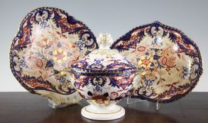 A Bloor Derby eighteen piece bone china dessert service, c.1825, each piece with floral