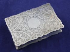 An Edwardian silver table snuff box, of shaped rectangular form, with engraved scroll decoration,