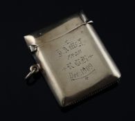 An Edwardian 9ct gold vesta case, of rectangular form, with engraved inscription, 1.75in, gross 20