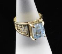 An 18ct gold and aquamarine set dress ring, size N. An 18ct gold and aquamarine set dress ring, with