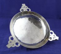 A stylish 1920`s planished silver tri-handled bowl, 19.5 oz. A stylish 1920`s planished silver tri-