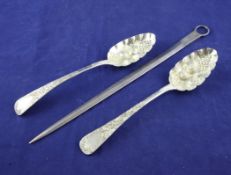A George IV silver meat skewer & pair of spoons, 8 oz. A George IV silver meat skewer, William