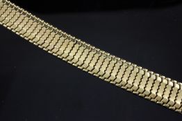 An unmarked gold bracelet, 7in An unmarked gold bracelet, with shaped articulated links, tests as