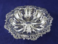 An Edwardian pierced silver bowl, 5.5 oz. An Edwardian pierced silver bowl, of shaped circular form,