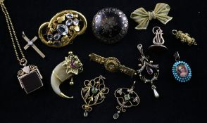 A small group of assorted bijouterie, including seals, brooches, and pendants.