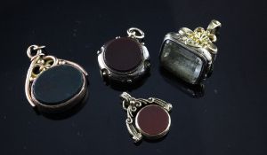 An Edwardian 9ct gold mounted bloodstone and carnelian fob seal, 1.25in and three other assorted fob