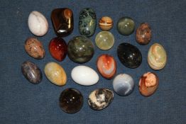 A polished agate sphere, 4.5in., together with other polished agate and quartz minerals (31)