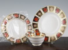 A Royal Crown Derby Imari pattern 8450 part dinner and tea service, c.1985, dinner plates 10.