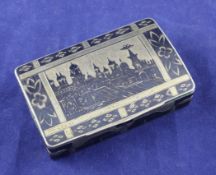 An early 19th century Russian 84 zolotnik silver and niello snuff box, decorated with townscape