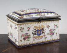 A Samson porcelain armorial hinged box and cover, early 20th century, decorated with a crest and