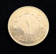 A cased Omani 1974 1 rial gold coin.