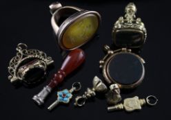 An Edwardian 9ct gold carnelian and bloodstone set swivel fob seal, together with six other seals