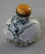 A Chinese tree agate snuff bottle, yellow quartz mounted cover, 6cm.
