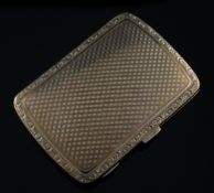 A George V engine turned 9ct gold cigarette case, with chequered decoration and foliate border, 3.
