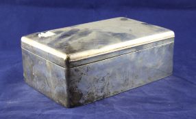 A George V plain silver rectangular cigarette box, with inset leather base, Stokes and Ireland