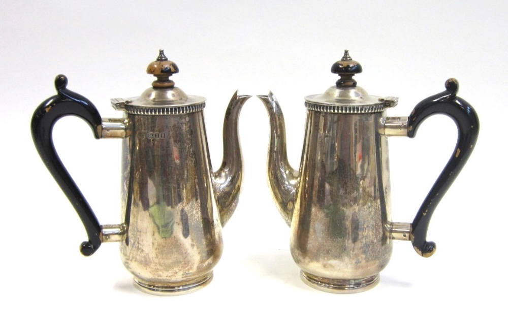 A pair of silver Cafe au lait Pots. Mark of Goldsmiths & Silversmiths, London, 1922 Of plain