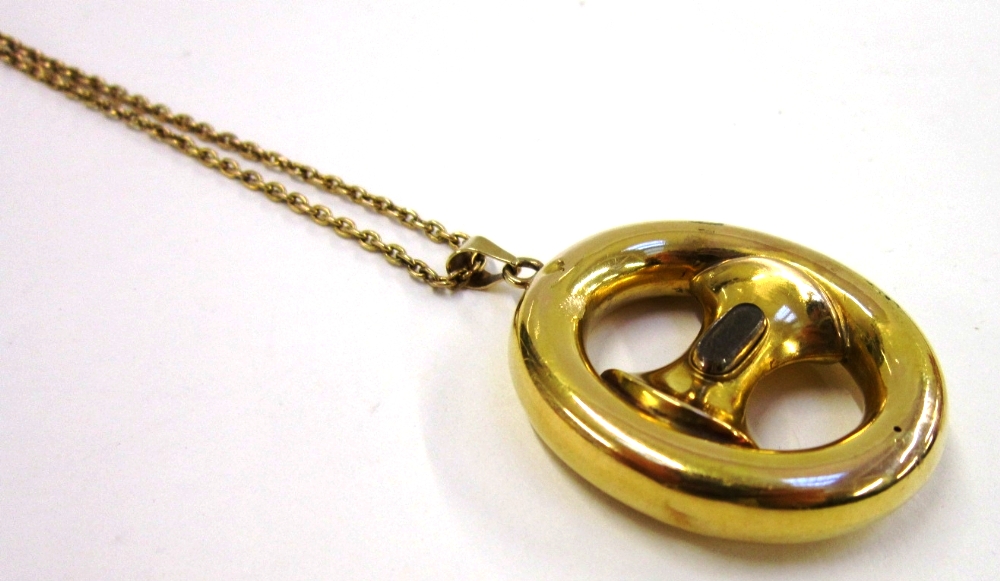 A gold Mourning Pendant of unusual design, 4.5 cms long, approx 16 gr (including chain)