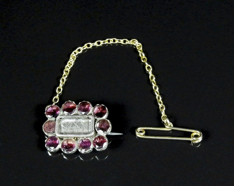 Victorian yellow gold garnet memorial brooch, tests 9 ct. The rectangular central window