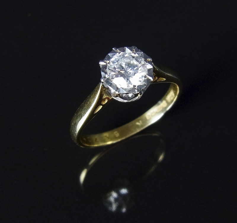 18 ct yellow gold diamond ring. The round brilliant cut diamond weighing approx. 0.56 ct in a