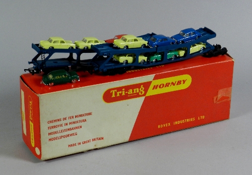 A boxed Triang Hornby No.R666 Articulated Car Carrier Set with detachable bogie and ten miniature