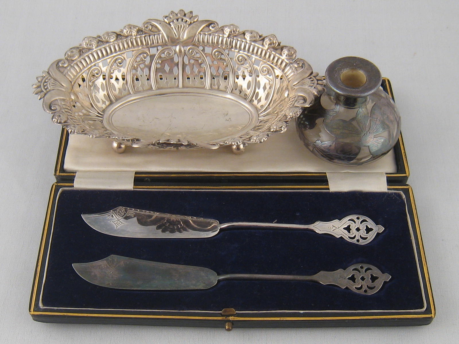 A late Victorian silver oval pierced and embossed bonbon dish, Birmingham 1895,  a boxed pair of