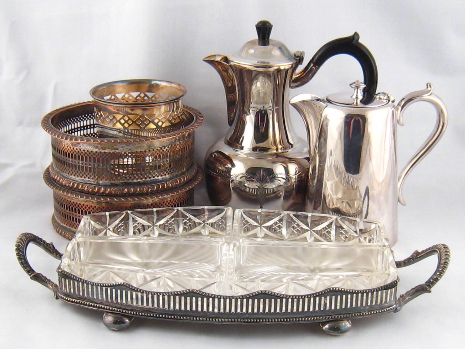 Silver plate. An hors d'oeuvre dish, two covered pots, a vase and a pair of coasters.