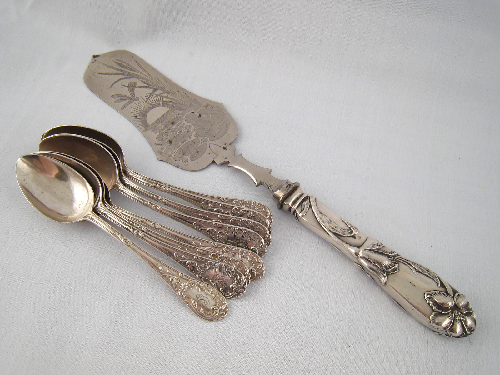 A set of eight continental 800 grade silver dessert spoons and an 800 grade Art Nouveau silver