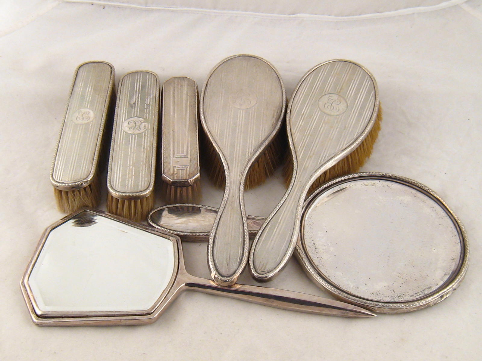 Sterling silver. A dressing table set of mirror and two pairs of brushes, Birmingham 1914., also