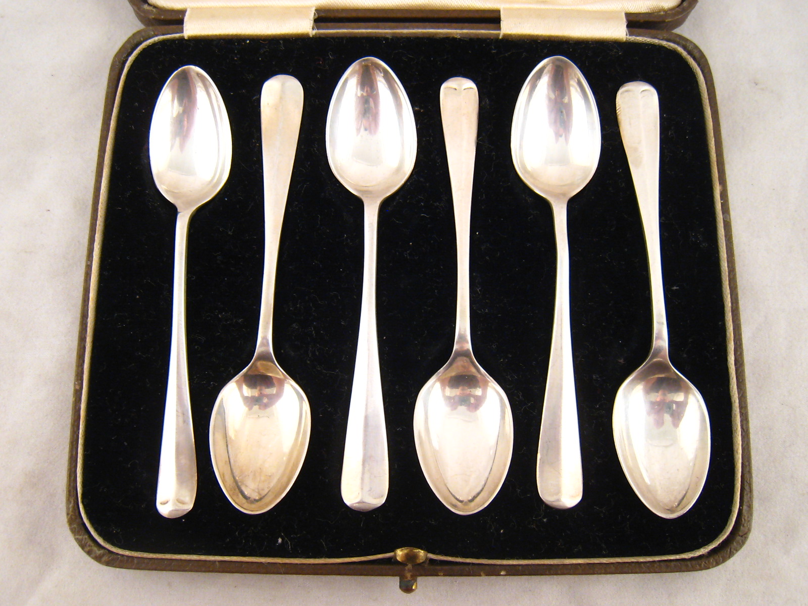 A set of six silver teaspoons in case, John Round, Sheffield, 1938.