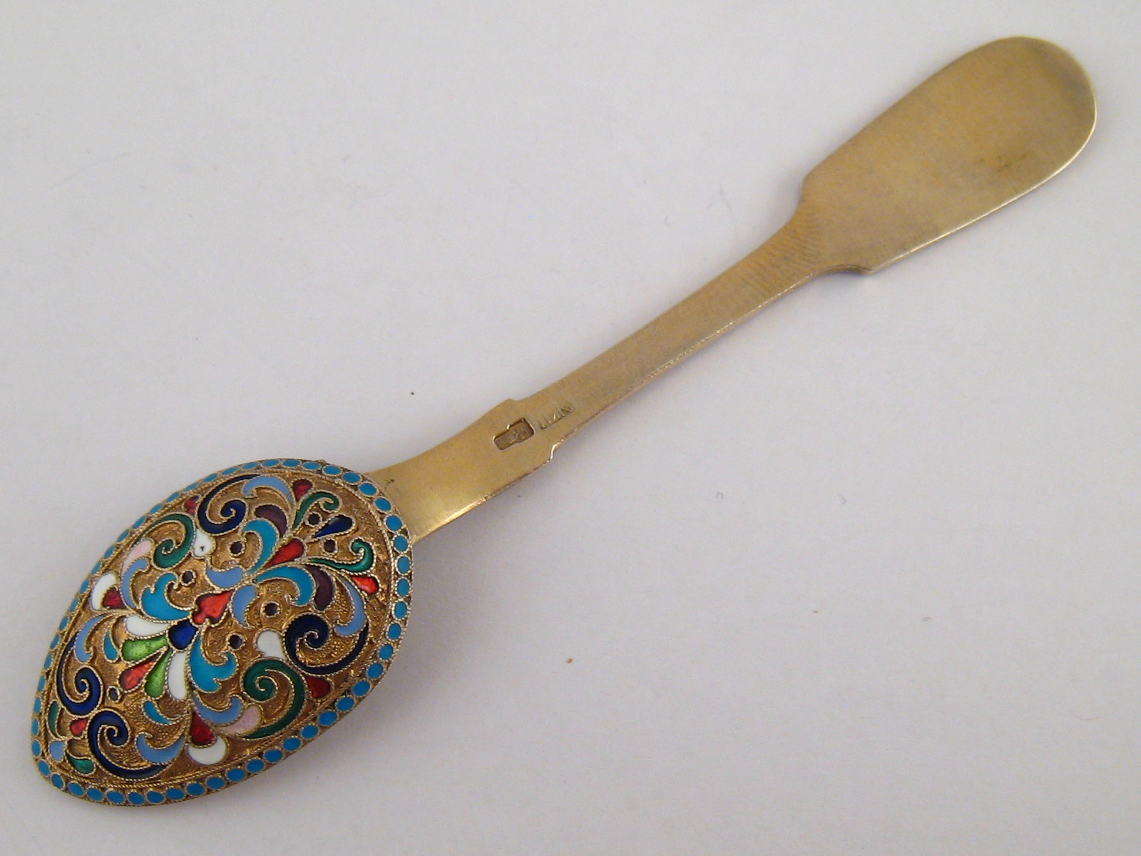 A Russian cloisonne silver gilt fiddle pattern teaspoon, unascribed maker, St Petersburg 1908-1917.