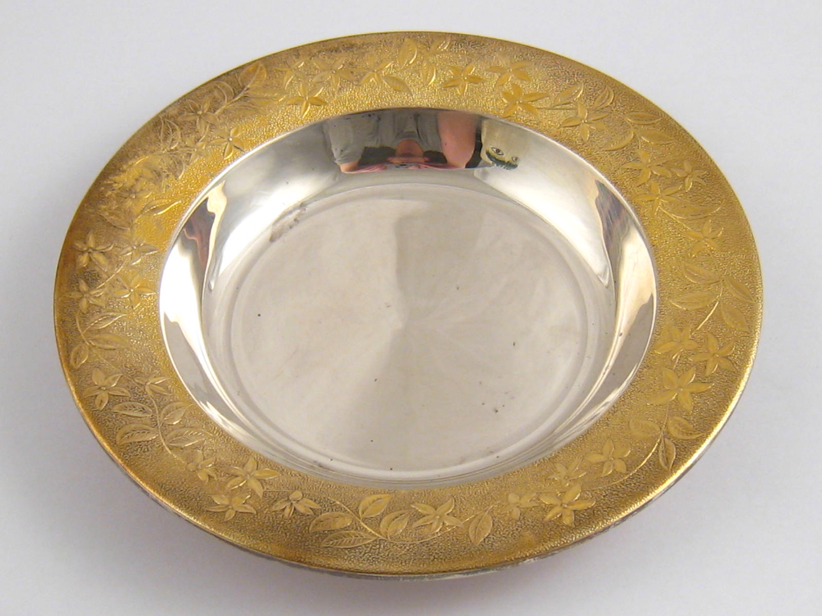 A parcel gilt silver dish in original packing by Garrard, London, 1986. 14cm. dia. 115g.