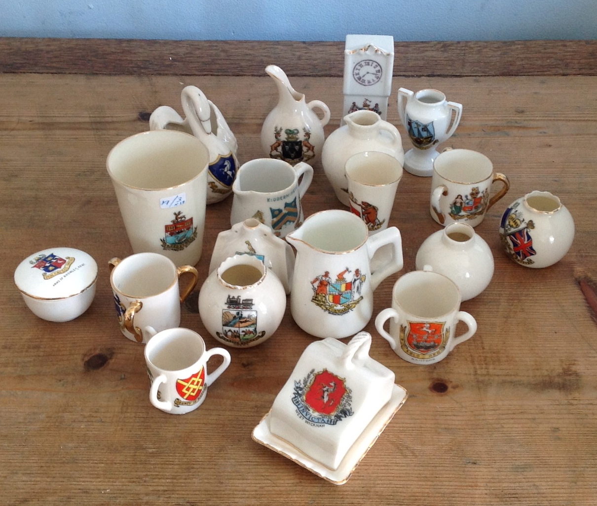 Nineteen items of crested ware.