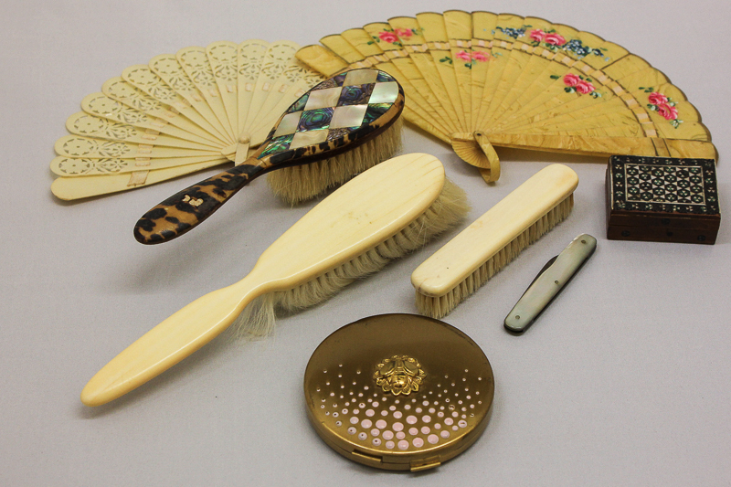 Various collectables to include compacts; ivory back brushes; pen knives; fan etc.