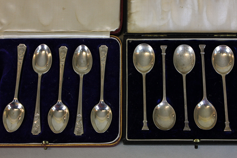 Five Edward VIII silver `Coronation` tea spoons, Sheffield 1936 and five seal end silver tea spoons,