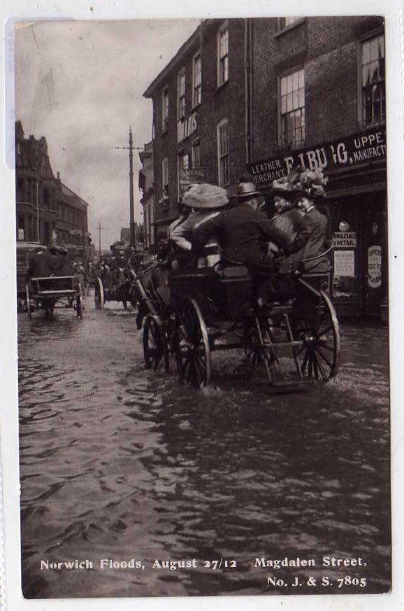 NORFOLK: NORWICH: SMALL COLLECTION POSTCARDS INCLUDING FLOODS (3), CITY STATION ETC. (35 APPROX.)