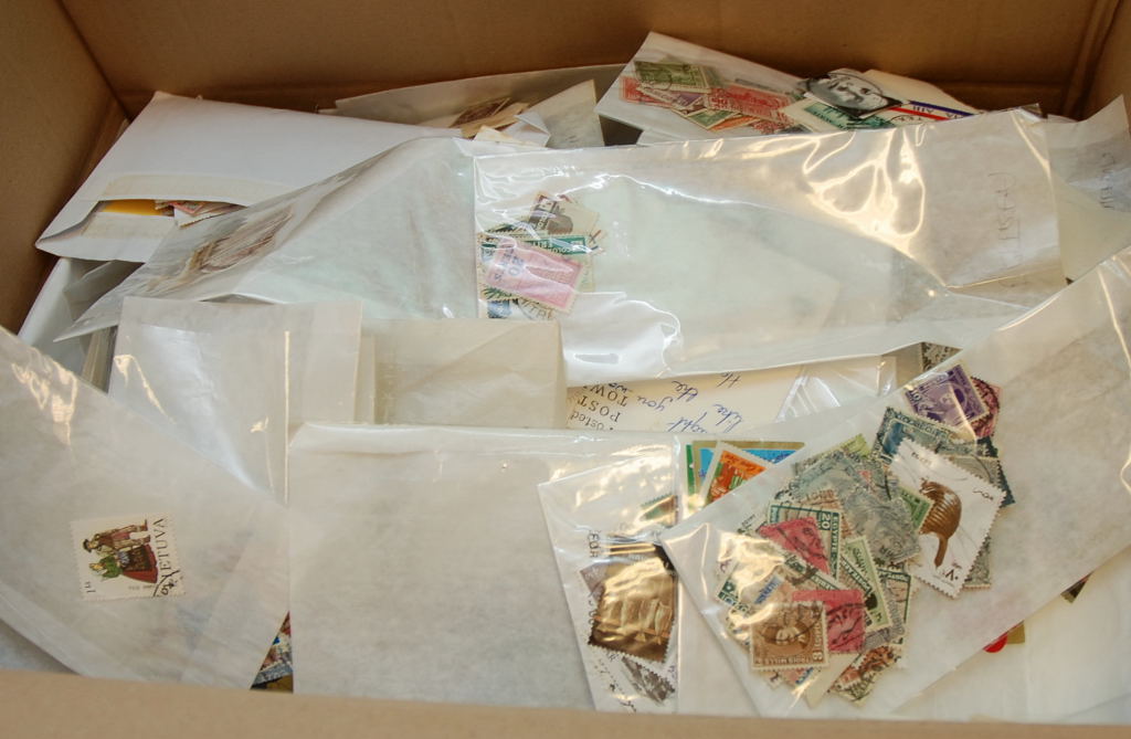 LARGE BOX ON FOREIGN STAMPS SORTED BY COUNTRY IN ENVELOPES (MANY 1000`S)