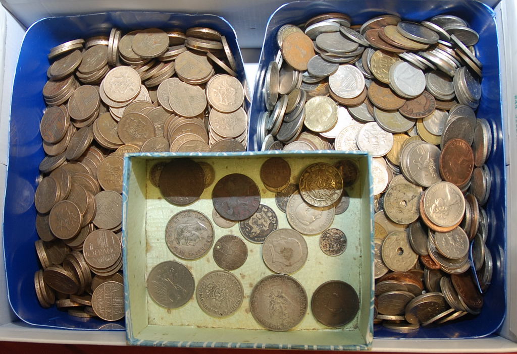 BOX OF MIXED GB AND OVERSEAS COINS, VERY FEW SILVER, LARGE QUANTITY 1970`S FRANCE 10F (MANY 100`S)